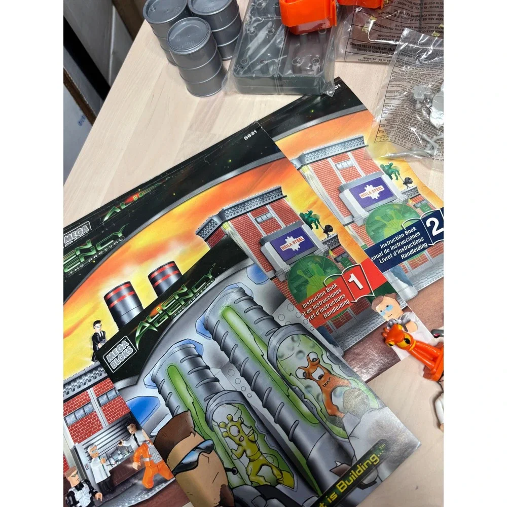Mega Bloks Alien Agency Hangar 18 5621 & DNA Lab 5631 Mixed Lot 2002 Incomplete